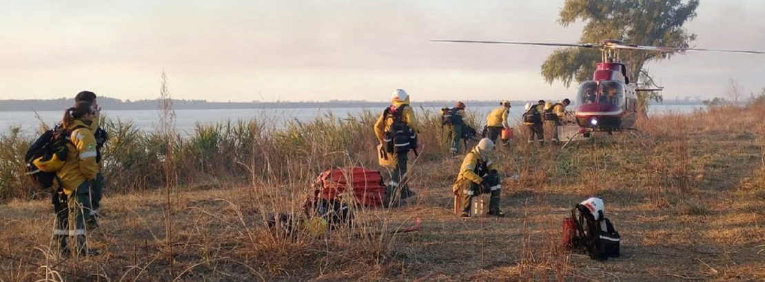 Con medios aéreos y terrestres se trabaja en el combate de incendios en el Delta del Río Paraná