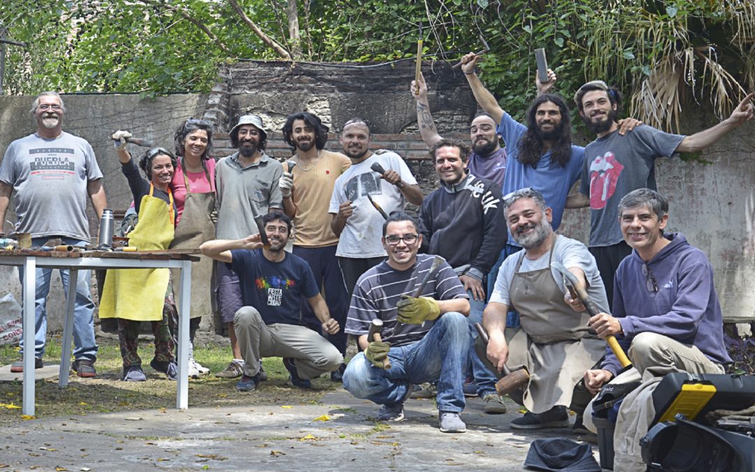 El artesano Martín Riccardi participó de una experiencia de taller de construcción de tambores en el Museo Provincial de Artesanías