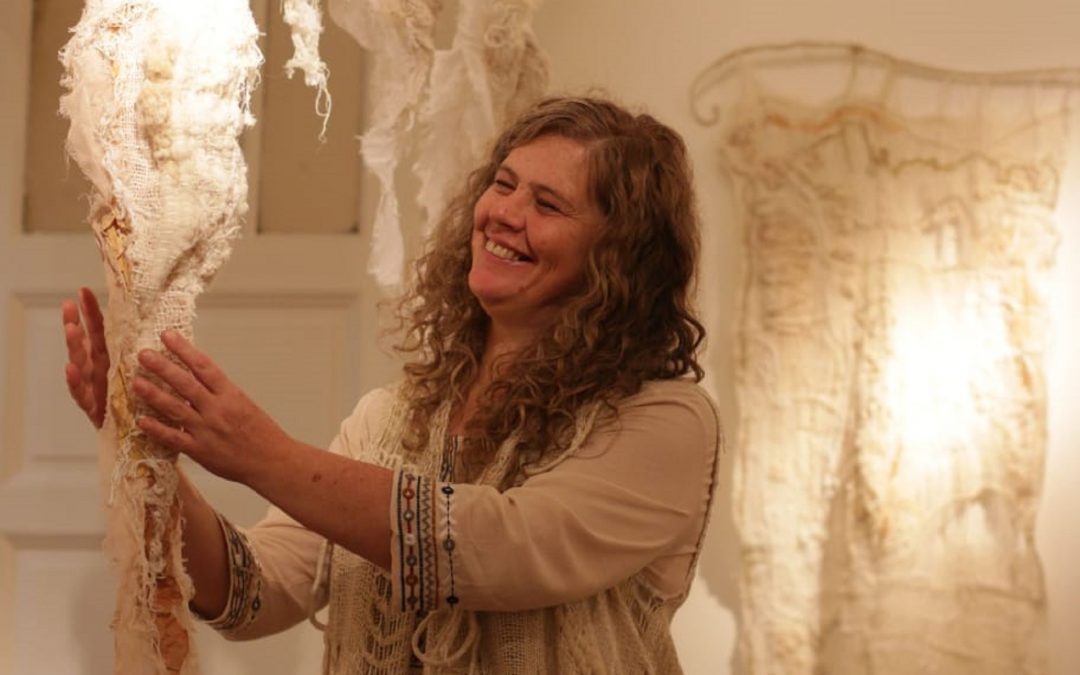 Abrazos Taller Textil: la propuesta de la artista María Alejandra Asensio en el Museo Provincial Eva Perón