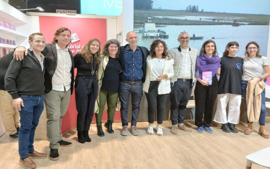 Se desarrollan presentaciones en el stand institucional de la EDER en la Feria Internacional del Libro