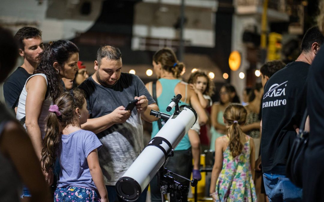 El público colmó el Museo Antonio Serrano para saber de meteoritos y observar la luna por telescopio 