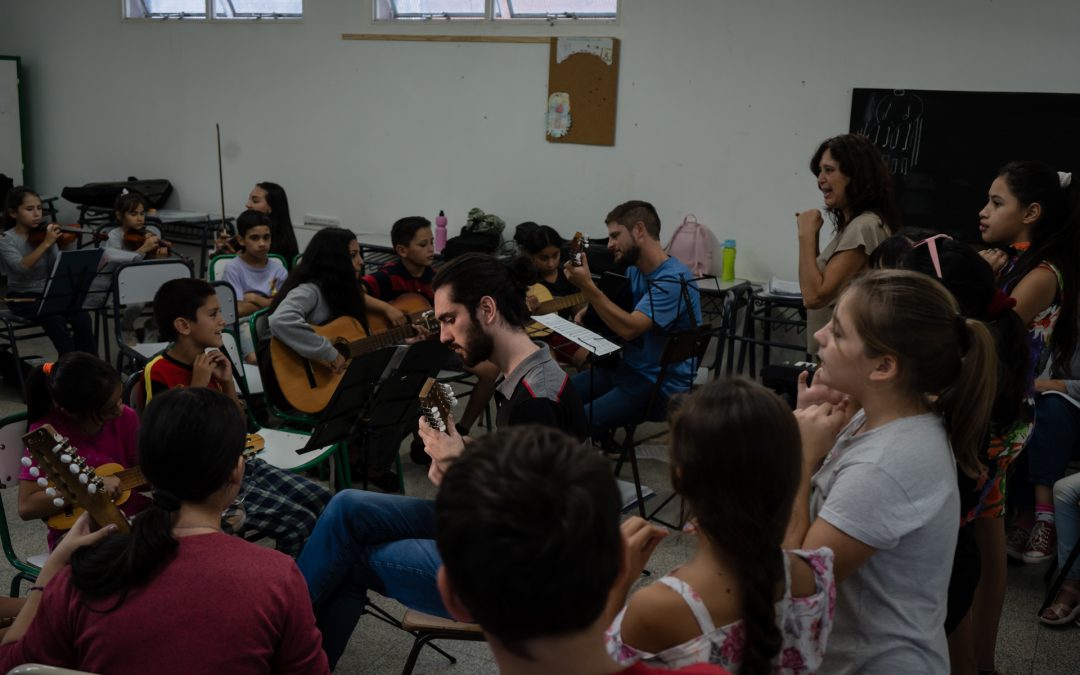 Canto y música en la Escuela Gelabert y Crespo al ritmo del ensamble Toque Minuan