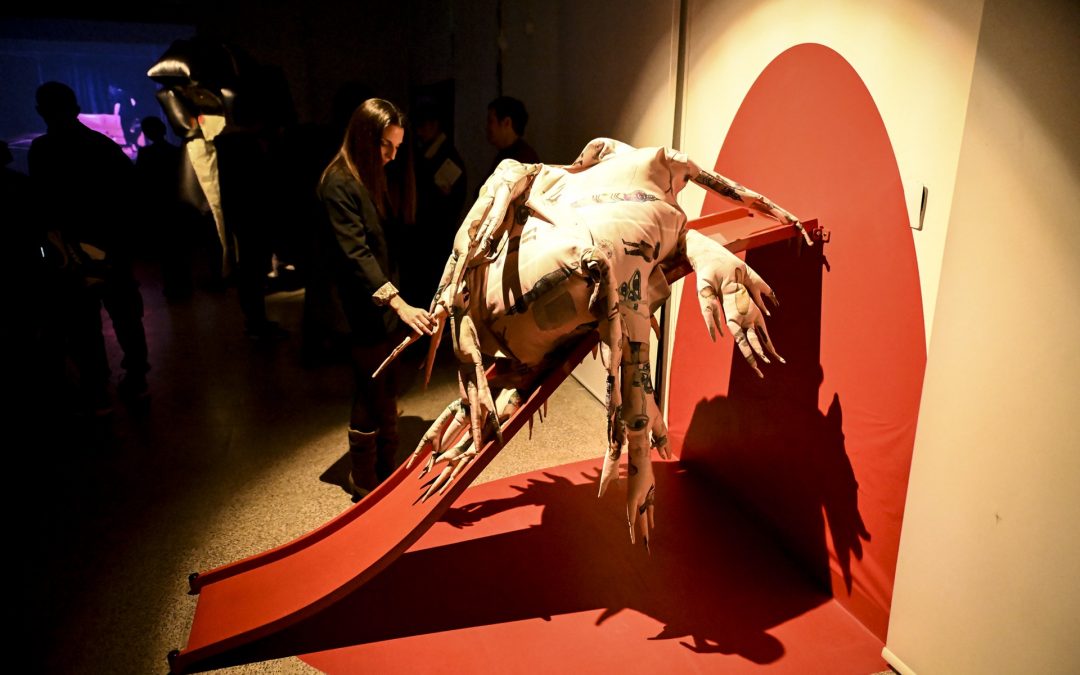 Invitan a una charla abierta con artistas que exponen en AURA
