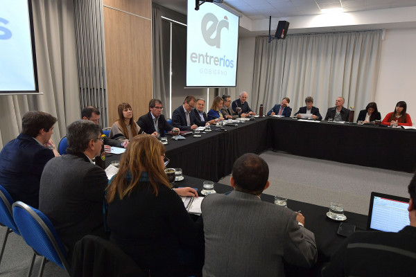 Bordet evaluó con su gabinete el cumplimiento del plan de obras en la provincia