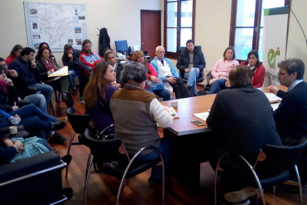 Gobierno y gremio docente acuerdan prioridades de obras para escuelas de Concordia