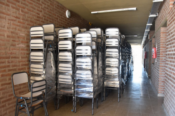 El gobierno continua con la entrega de mobiliario escolar en toda la provincia