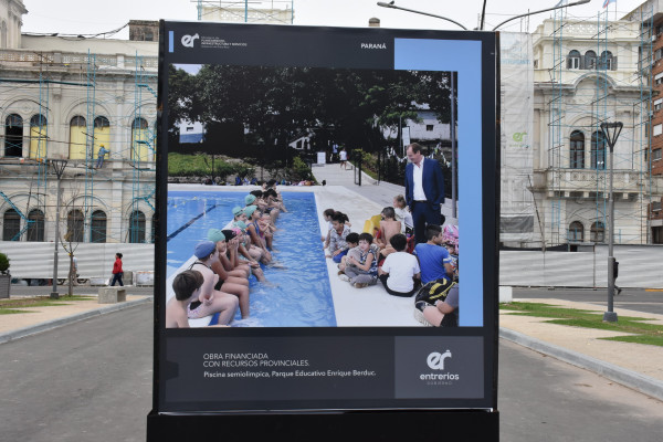 Se lleva adelante una muestra fotográfica del Plan Provincial de obras en Plaza Mansilla