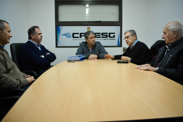 Entregan a la Comisión Técnica Mixta proyectos de defensas costeras aguas arriba de la represa de Salto Grande