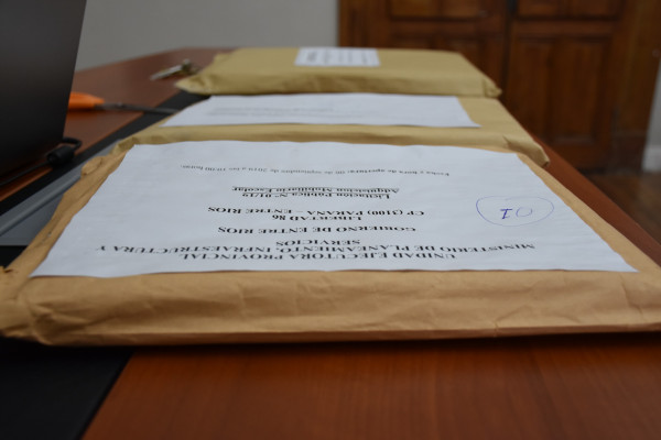Tres empresas presentaron ofertas para la adquisición de mobiliario escolar