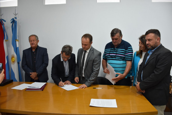 Se firmaron los contratos para la finalización de tres jardines