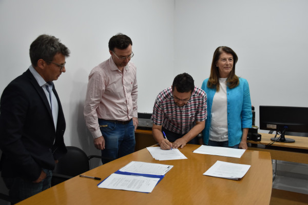 Se firmó el contrato para la adquisición de mobiliario escolar
