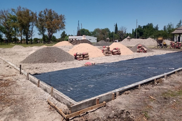 Se construye un playón multiuso en el polideportivo de San Gustavo