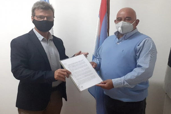 El gobierno provincial firmó un convenio con el municipio de Gilbert para obras de pavimento