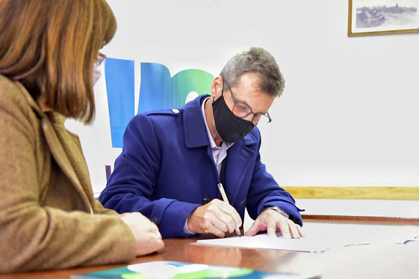 Provincia y municipio firman convenio para obra de pavimento en Villa Elisa