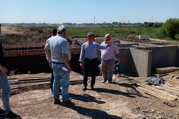 Repasan el avance y definen aspectos de la obra de defensa de Villa Paranacito
