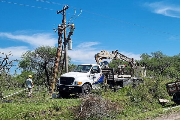Obra de electrificación rural en los departamentos Federal y La Paz supera el 76 por ciento de avance