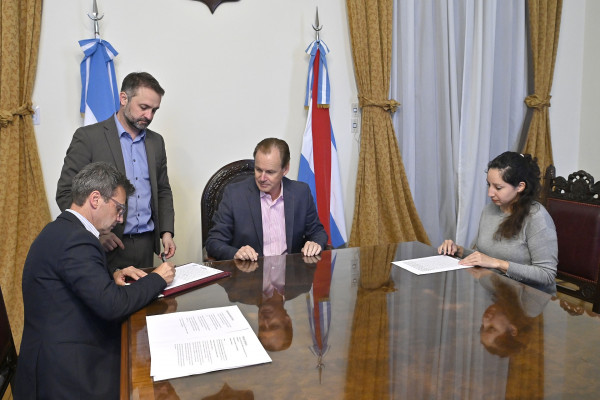 Bordet firmó los contratos para iniciar 14 obras en escuelas de distintos departamentos