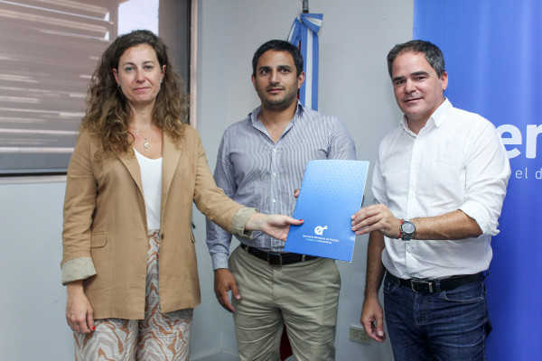 Se firmó un convenio para ampliar el tendido eléctrico del área industrial de Larroque