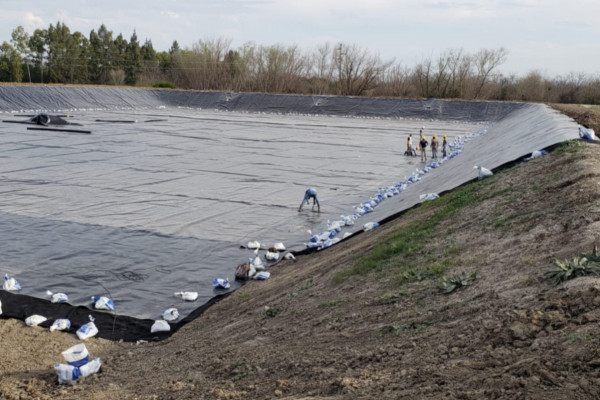 Avanzan las tareas de impermeabilización en la obra de ampliación de la planta de tratamiento de Gualeguaychú