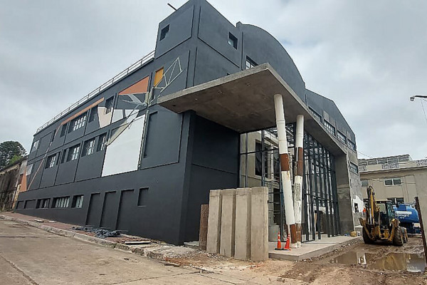 Ya lucen las intervenciones de artistas urbanos en la obra de finalización de la ex Central Caseros