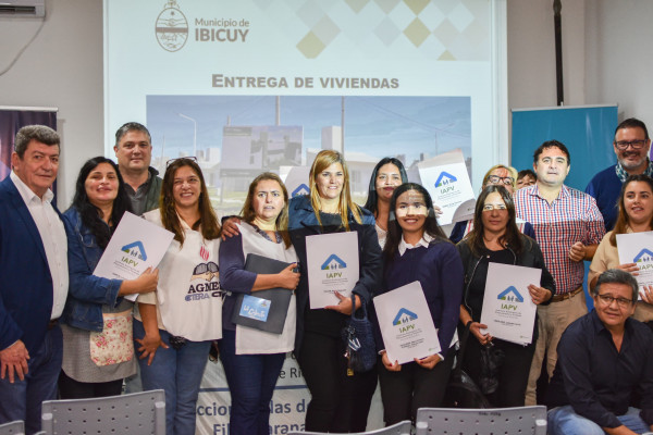 Entrega de Viviendas para Docentes en Ibicuy