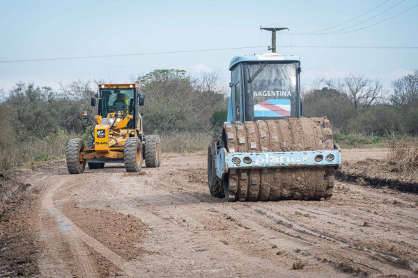 La Provincia trabaja en la mejora de caminos rurales en cada departamento