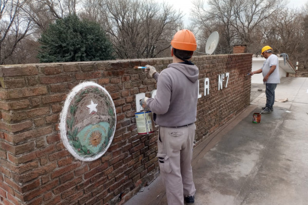 Avanzan obras de infraestructura para mejorar espacios educativos y de salud en la provincia