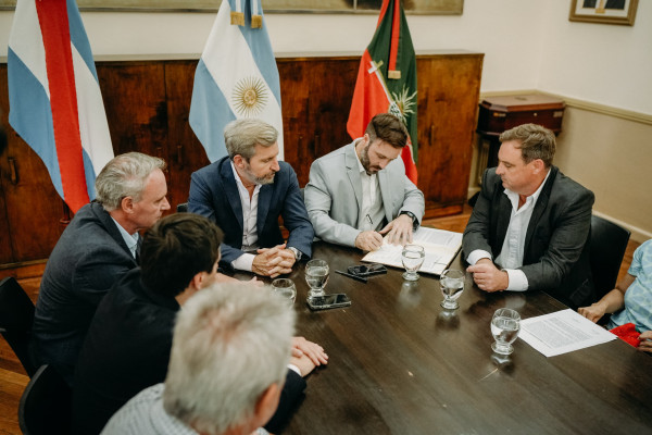 El gobierno provincial firmó convenios para la continuidad del plan de recuperación vial entrerriano