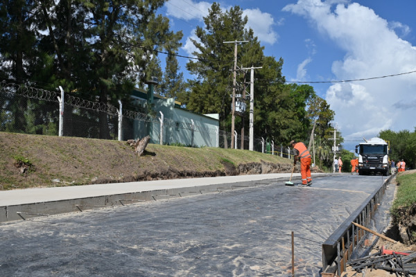 El gobernador inspeccionó el avance de la obra de desvío de tránsito pesado en Pueblo Brugo