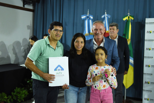 El gobernador inauguró un barrio y entregó escrituras de viviendas en San Salvador
