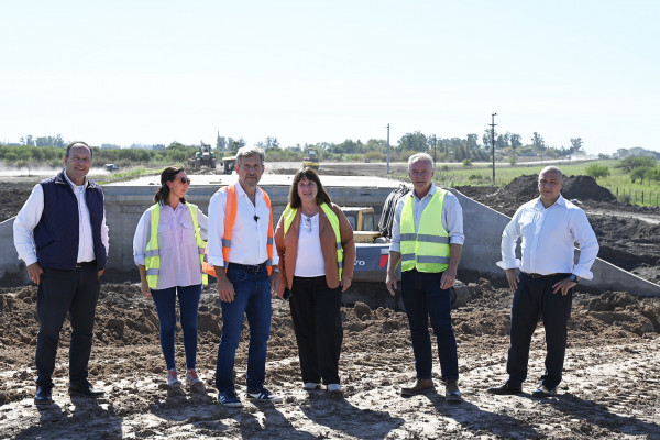 Frigerio recorrió las obras que la provincia realiza en la ruta que une Pronunciamiento con Villa Elisa