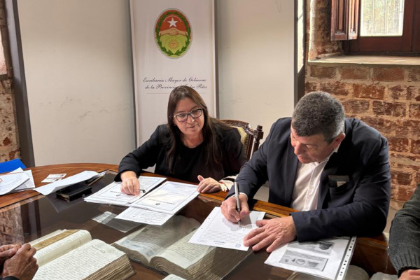Se firmaron escrituras para familias de Pueblo Brugo y El Pingo