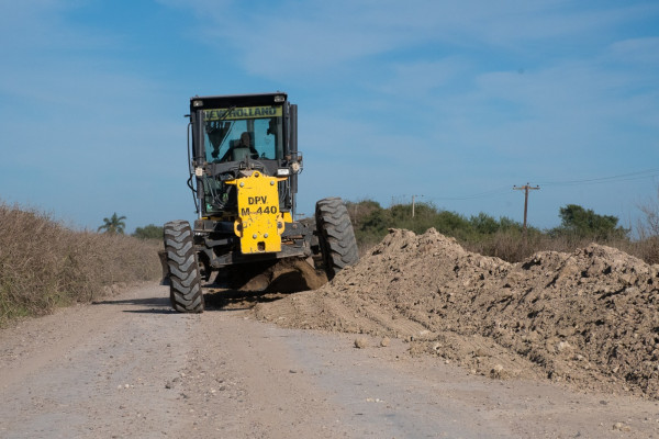 Trabajan en la conservación  de la ruta provincial entre Viale y Maciá