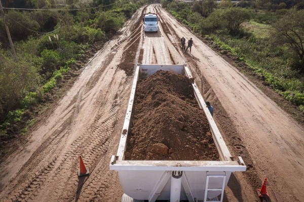 Continúan los trabajos de reposición de ripio en el acceso a Ibicuy por Sagastume