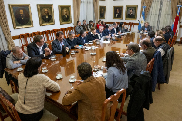 El gobernador encabezó una nueva reunión de gabinete centrada en obras viales y cuidado del gasto público