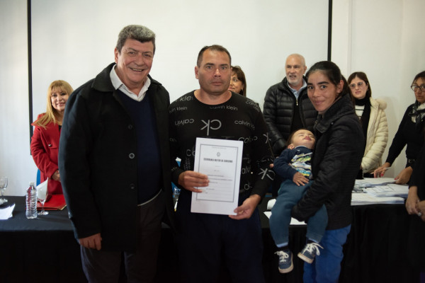 Familias de San José de Feliciano recibieron las escrituras de sus viviendas