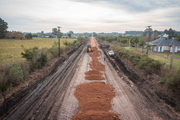 Avanzan los trabajos de reposición de ripio y material calcáreo en caminos productivos de la provincia