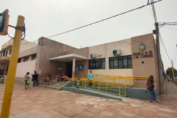 En la Escuela “3 de Febrero” de San Benito se ejecuta una obra de emergencia para resolver filtraciones