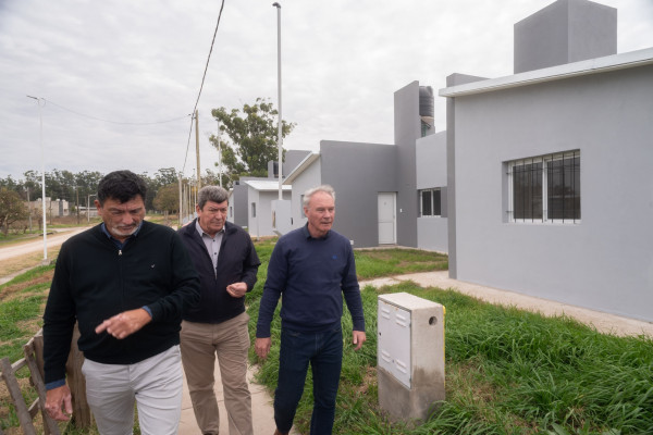 10 viviendas en General Racedo: Schneider recorrió la obra que está por finalizar