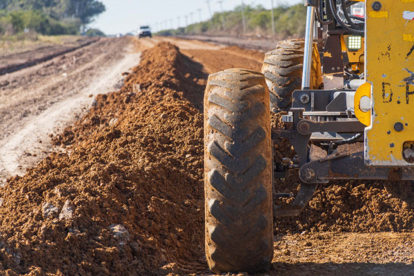 Avanza la reposición de suelo calcáreo y ripio en caminos productivos de la provincia
