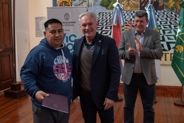 Más de 100 familias de Victoria recibieron las escrituras de sus viviendas