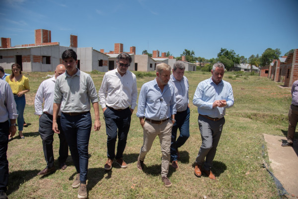 La provincia garantizó el financiamiento para finalizar las 72 viviendas en Colón