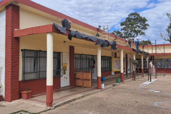 Reparan techo y sectores de galería en escuela de Líbaros