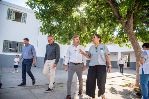 Frigerio recorrió la puesta en valor de la escuela Estrada de Paraná y entregó libros del plan provincial de Alfabetización