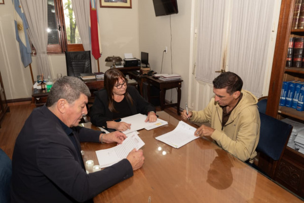 Se rubricó el contrato para construir 10 nuevas viviendas para el personal policial en Chajarí