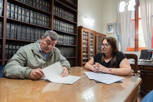 El gobierno provincial firmó el contrato para la construcción de 15 viviendas en San Jaime de la Frontera