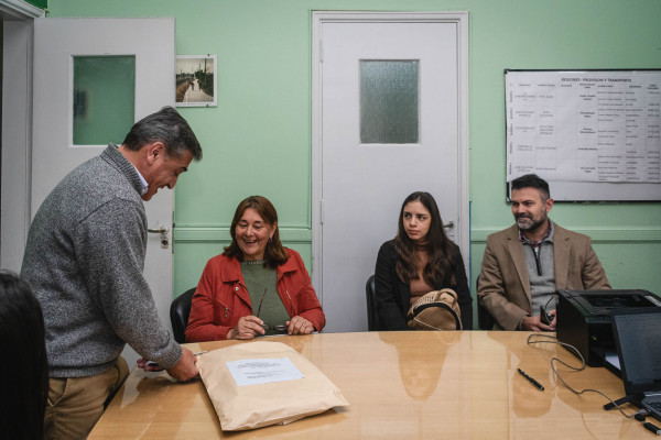Vialidad adquiere material para consolidar un importante camino del departamento Paraná