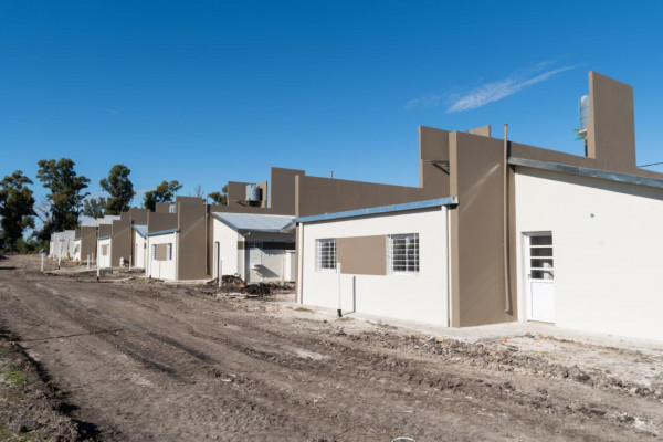 Autoridades recorrieron las viviendas que se construyen en Piedras Blancas