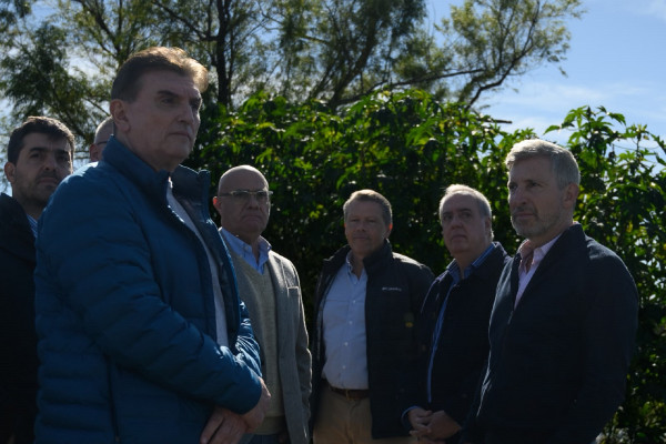 El gobernador dio inicio a obras en el arroyo Cabayú Cuatiá y entregó equipamiento hidráulico