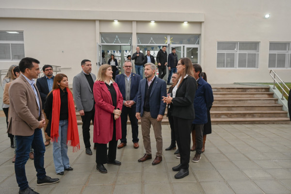Frigerio inauguró el nuevo edificio de la escuela secundaria del Bicentenario de Paraná